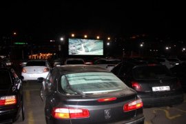 Rize'de Arabalı Açık Hava Sinema Keyfi