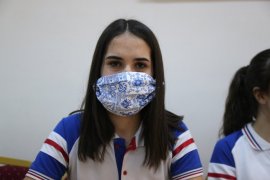 Korona Virüsüne Karşı Kendi Maskelerini Yaptı