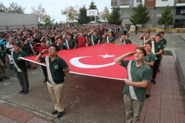 Okullarda İstiklal Marşı Asker Selam İle Söylendi