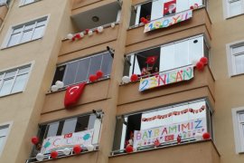Rize'de Balkonlarda 23 Nisan Coşkusu