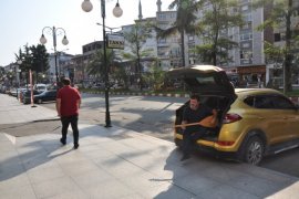 Rize'de Taksici Boş Zamanında Bağlama Çalıyor