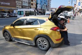 Rize'de Taksici Boş Zamanında Bağlama Çalıyor