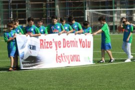 Rize'de Minik Futbolculardan Demiryolu Çağrısı