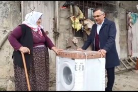 Rize'de Yaşayan Teyzeye Çamaşır Makinesi Verildi