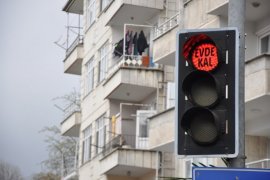 Rize'de Trafik Işıklarına Evde Kal Yazısı Koyuldu