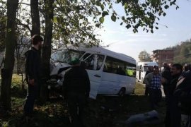 Rize'de Minibüs - Otomobil Çarpıştı: 15 Yaralı