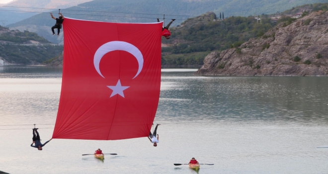 Çoruh Nehri Üzerinde Türk Bayrağı Açtılar