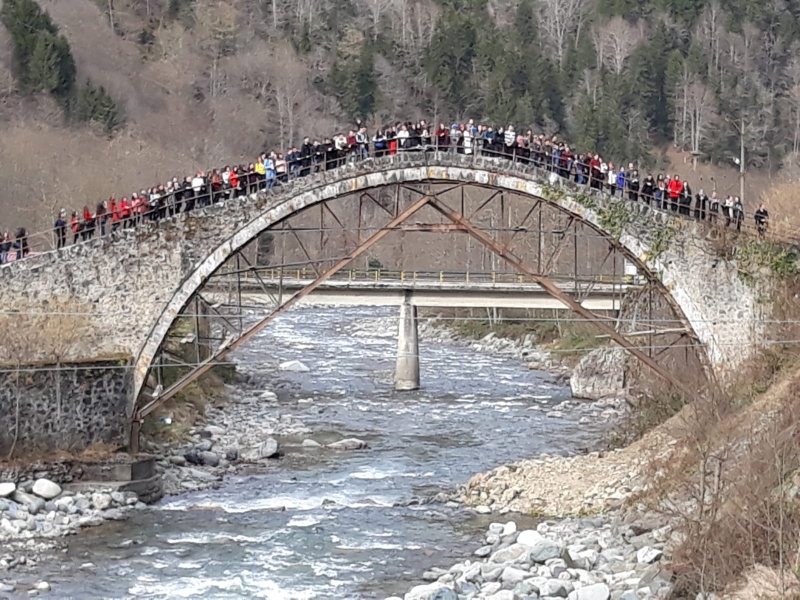 Restorasyondaki Tarihi Köprüye Tehlikeli Ziyaret